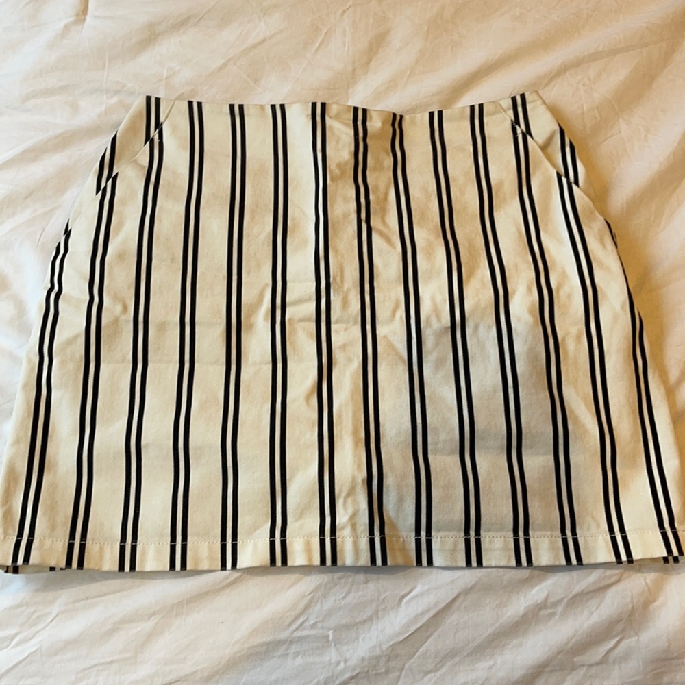Black and white stripped mini skirt